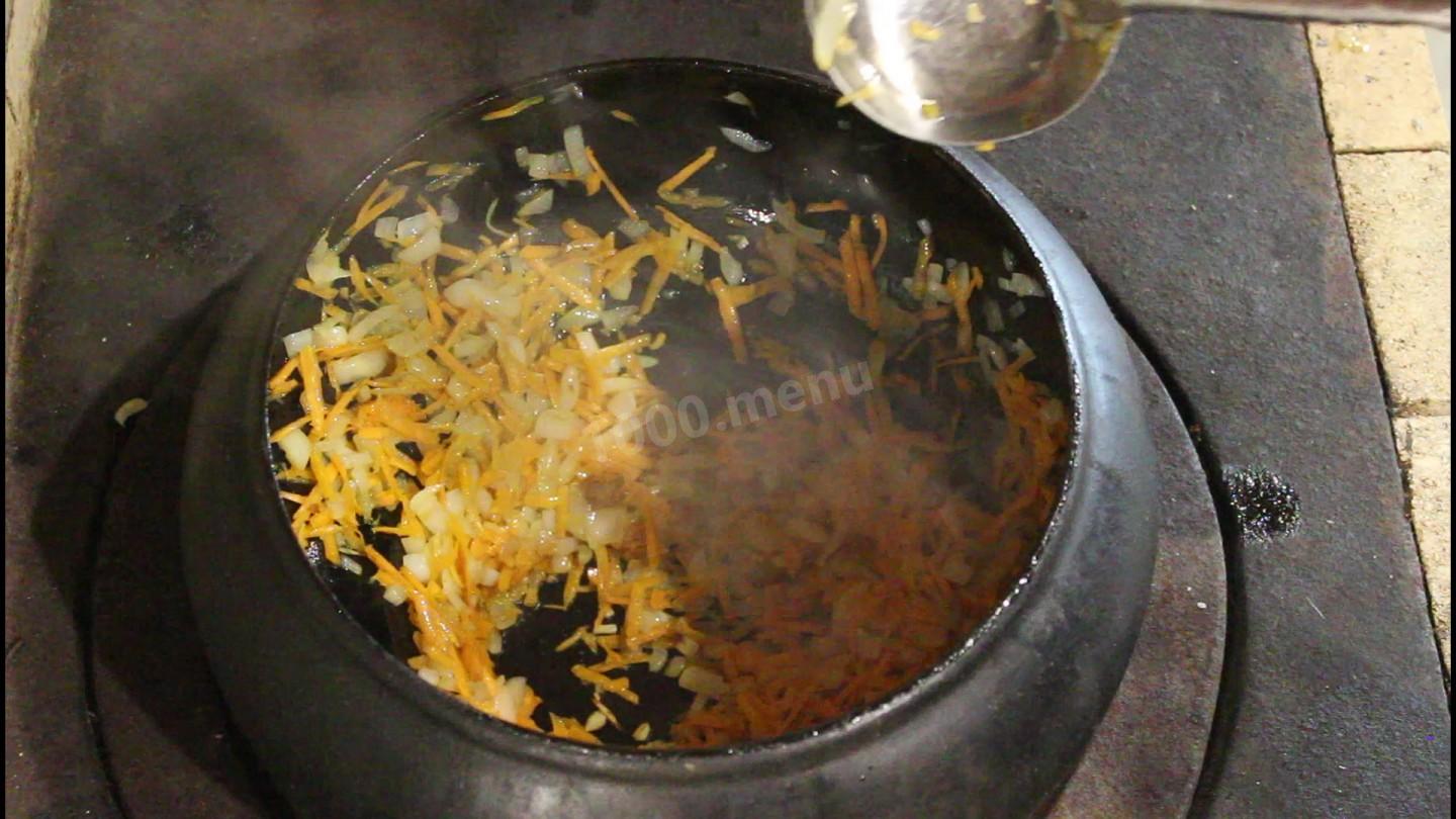 Шаг 10 приготовления Томленый борщ в казане с кабачками и яблоками