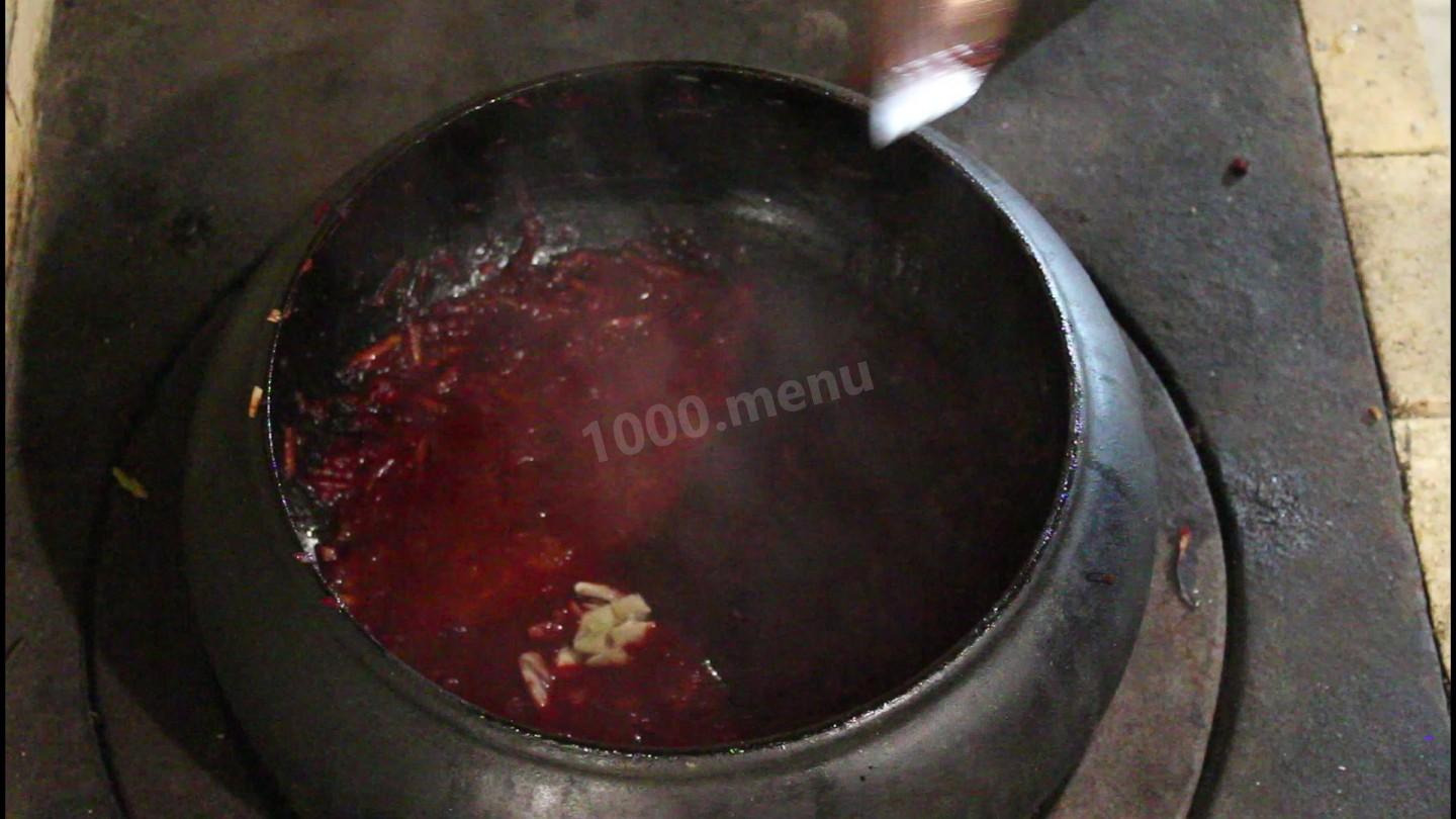 Шаг 13 приготовления Томленый борщ в казане с кабачками и яблоками