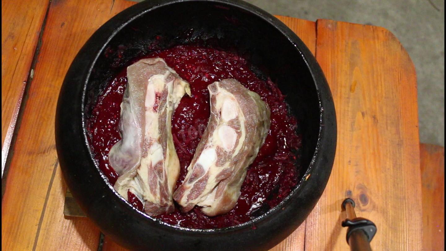Шаг 15 приготовления Томленый борщ в казане с кабачками и яблоками