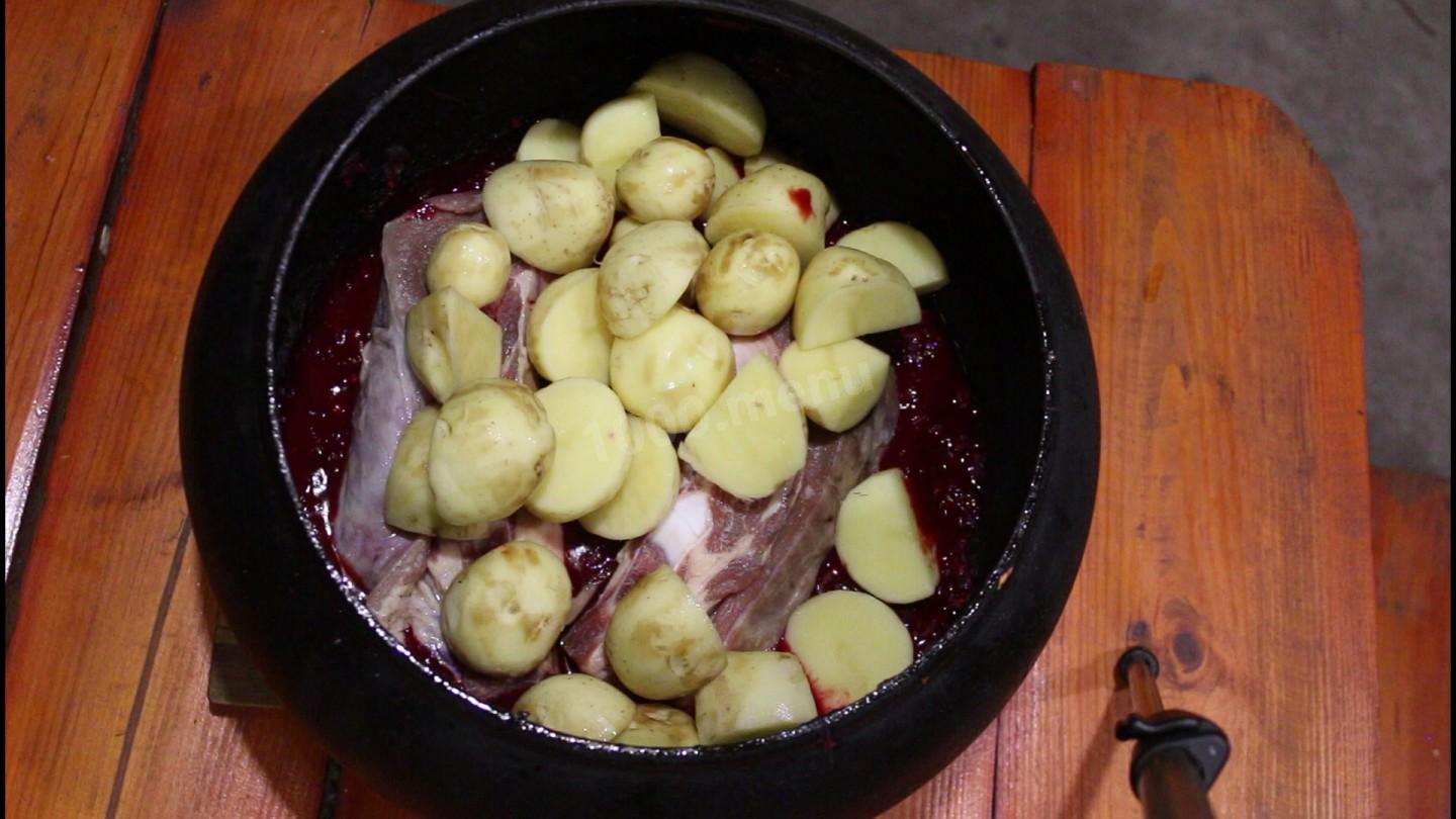 Шаг 16 приготовления Томленый борщ в казане с кабачками и яблоками