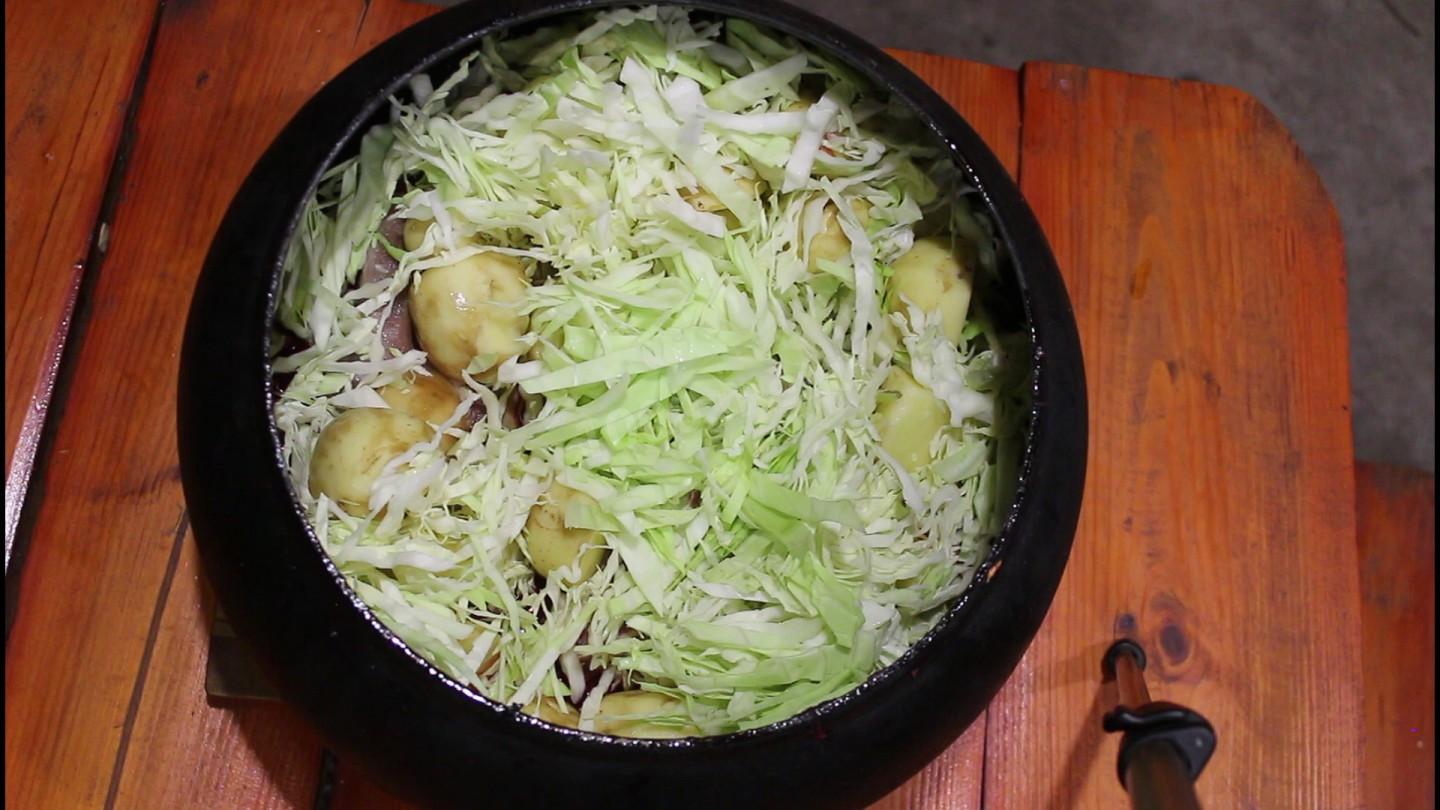Шаг 17 приготовления Томленый борщ в казане с кабачками и яблоками