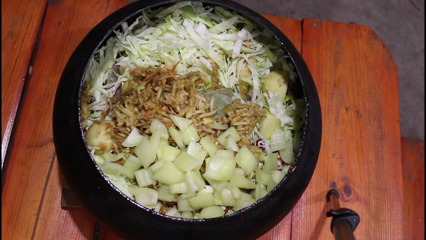 Шаг 18 приготовления Томленый борщ в казане с кабачками и яблоками