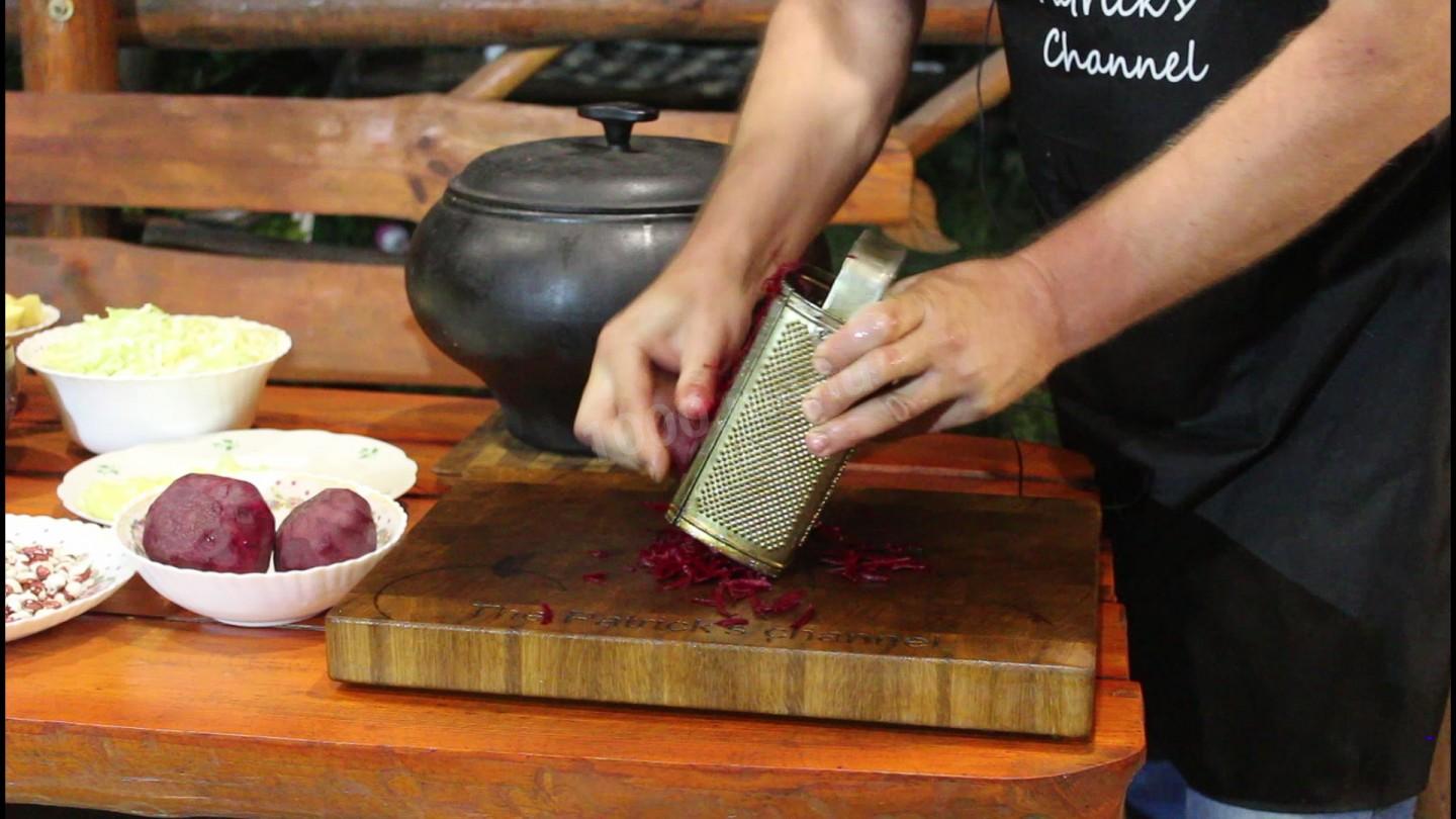 Шаг 4 приготовления Томленый борщ в казане с кабачками и яблоками
