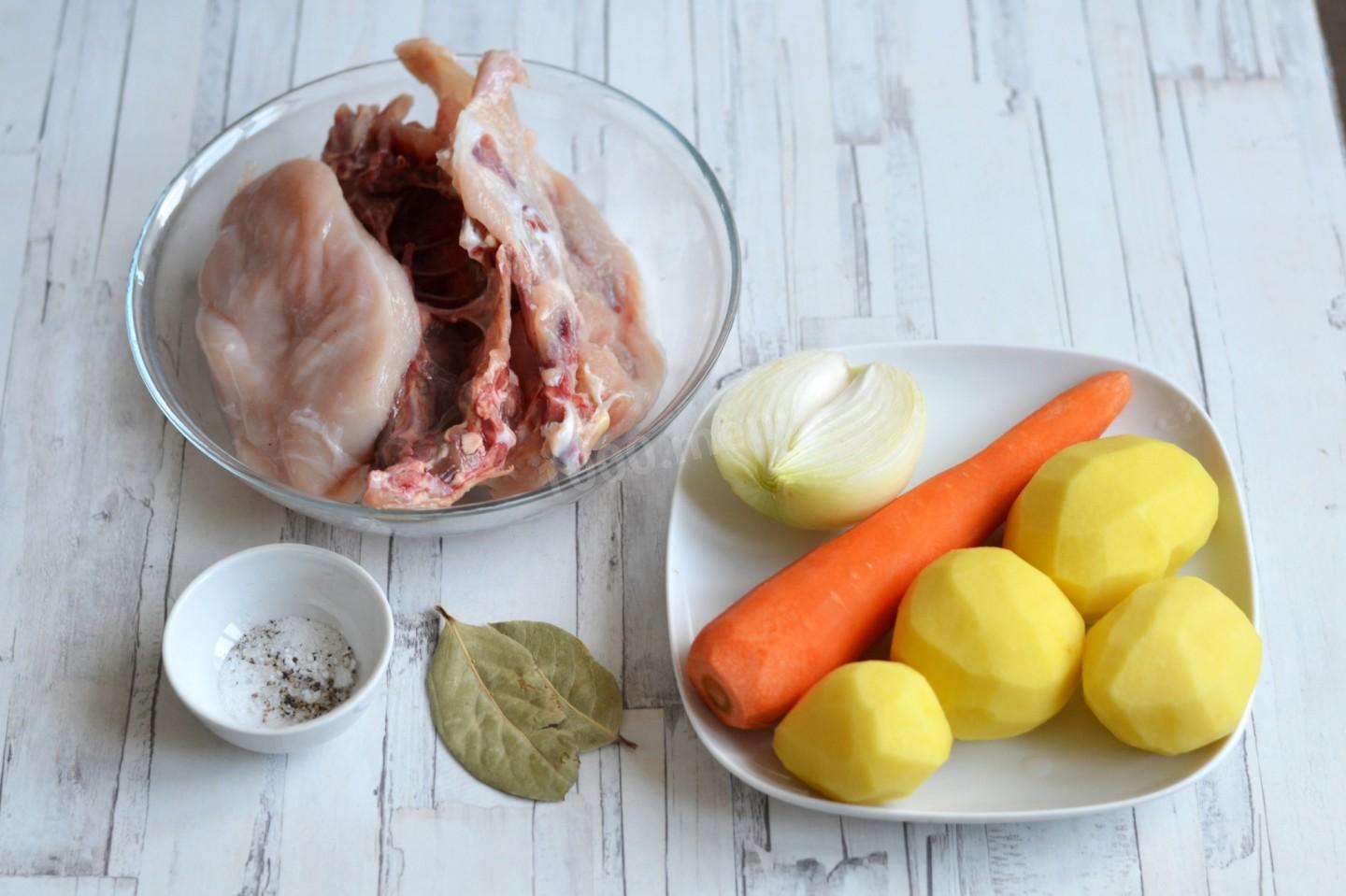 Шаг 1 приготовления Суп с курицей и сметанными клецками