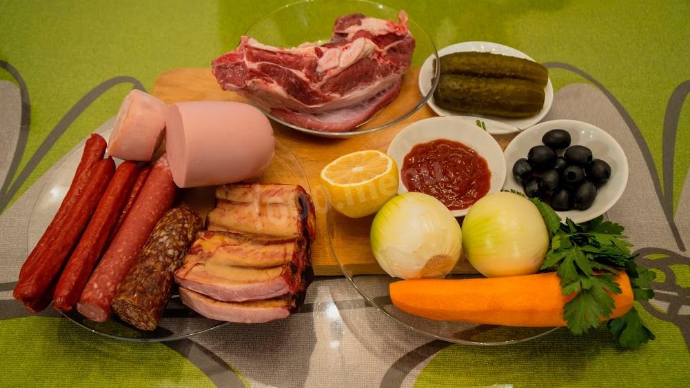 Шаг 1 приготовления Солянка с говядиной, колбасой и свиными ребрышками