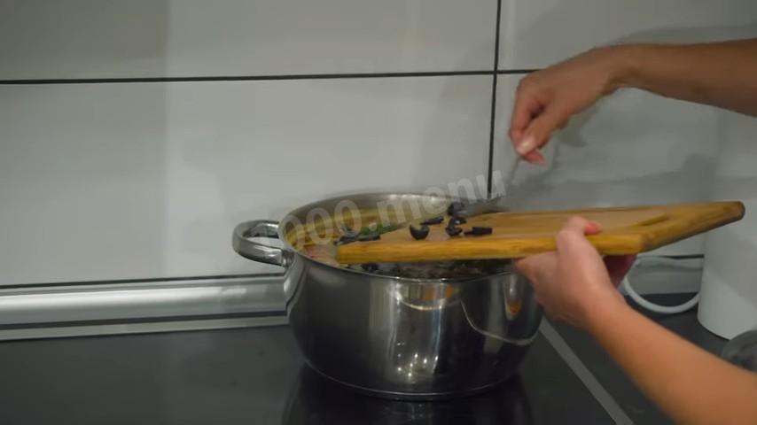 Шаг 35 приготовления Солянка с говядиной, колбасой и свиными ребрышками