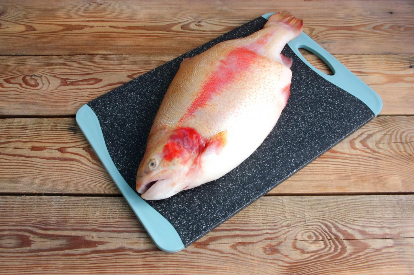 Шаг 1 приготовления Уха из головы форели со сливками