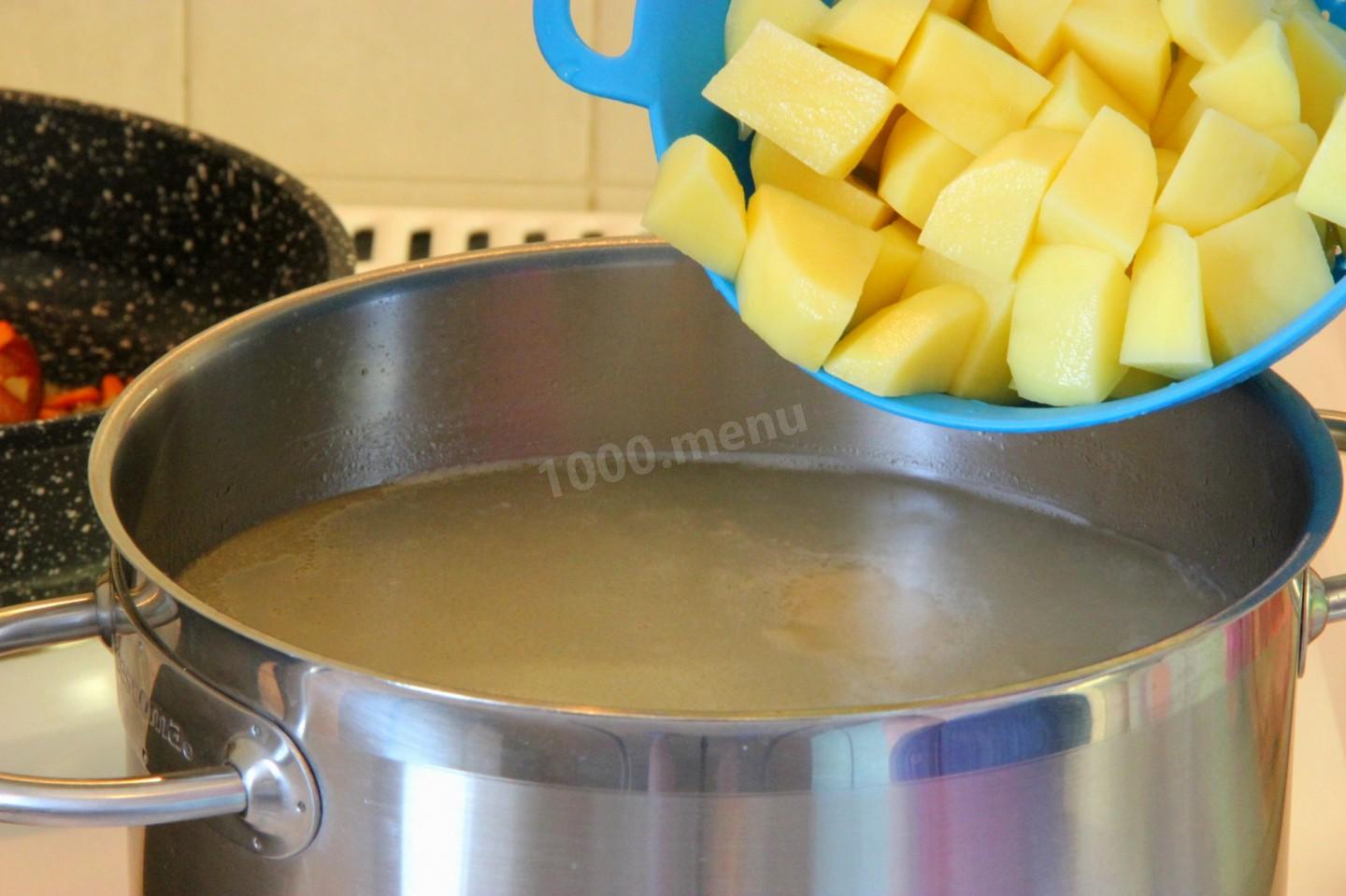 Шаг 10 приготовления Уха из головы форели со сливками