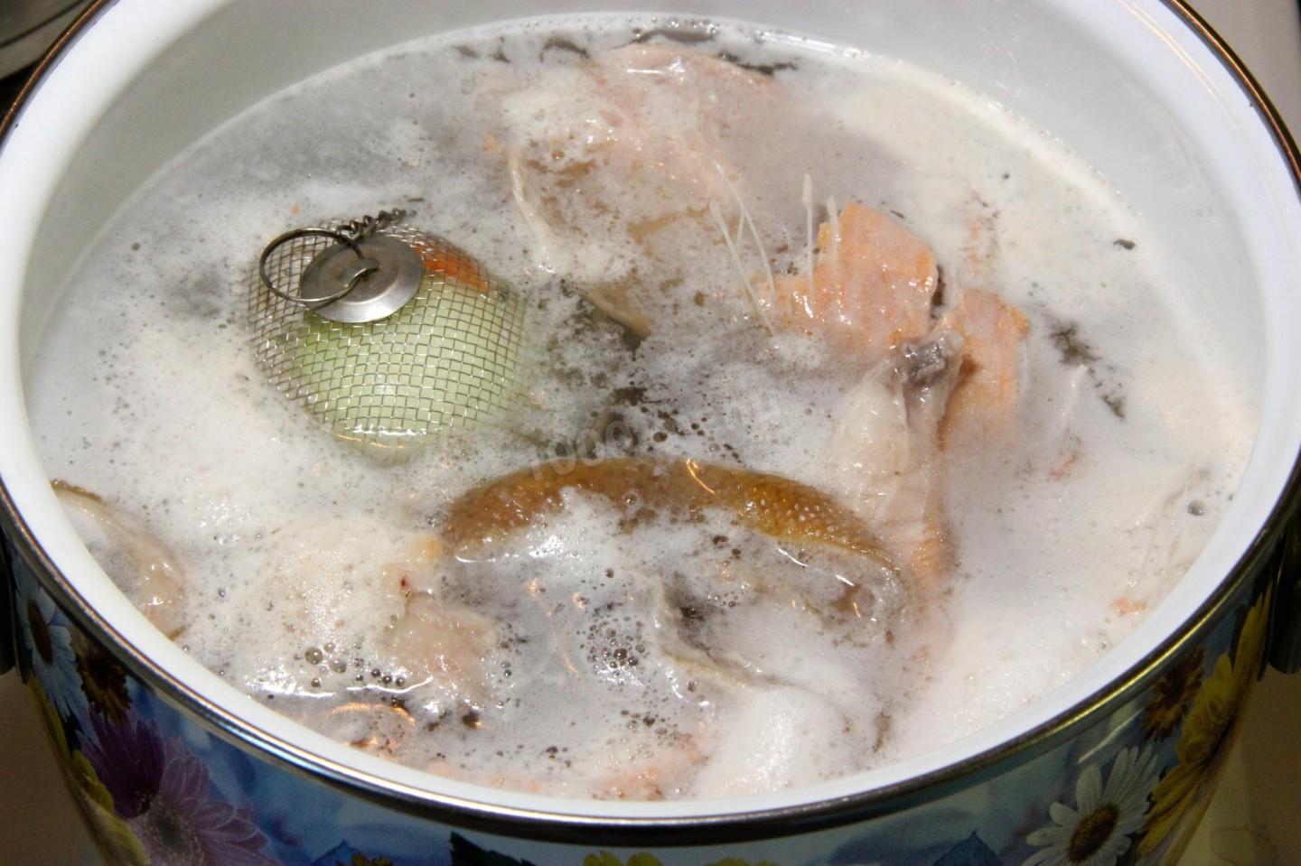Шаг 3 приготовления Уха из головы форели со сливками