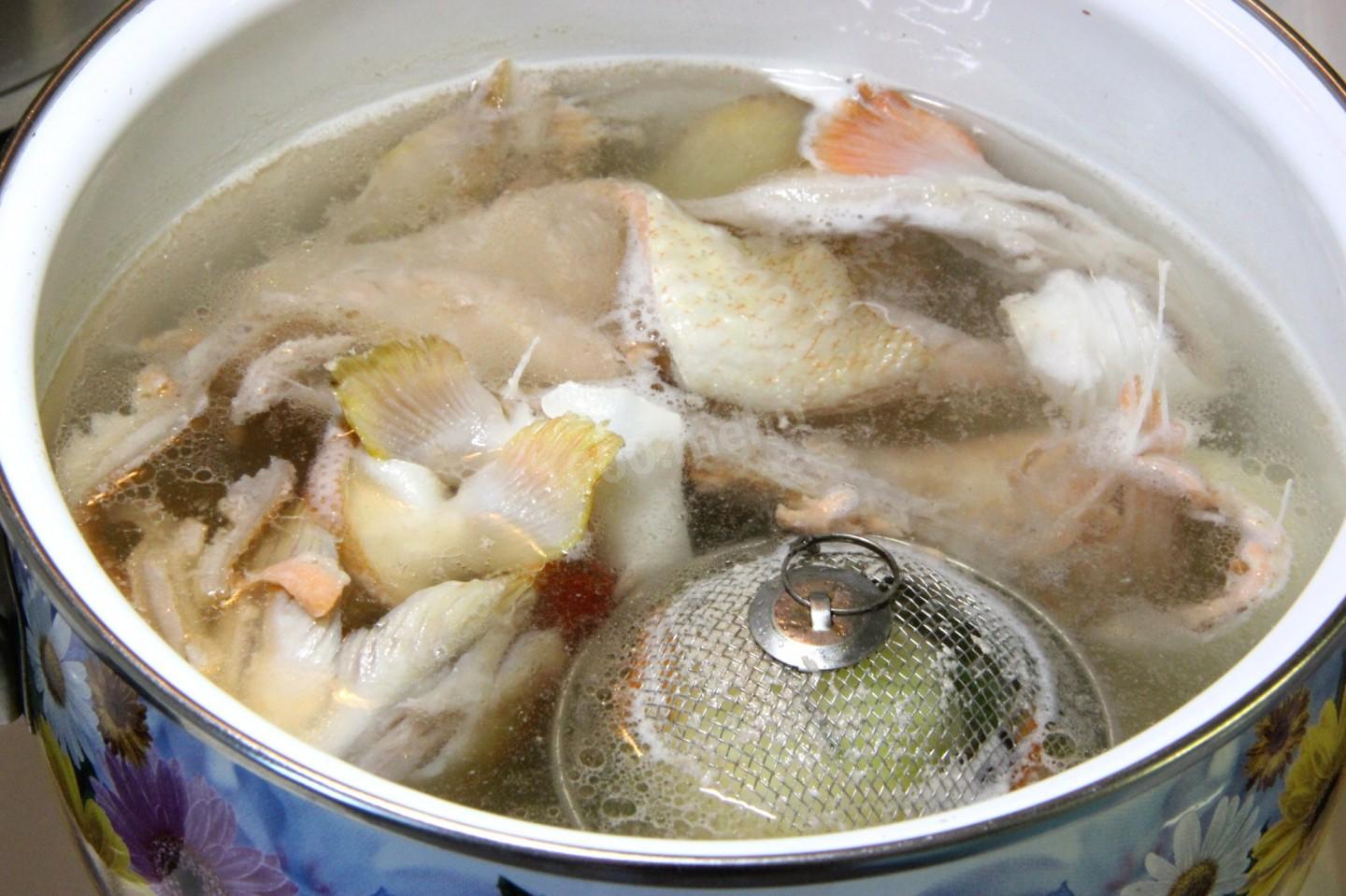 Шаг 4 приготовления Уха из головы форели со сливками