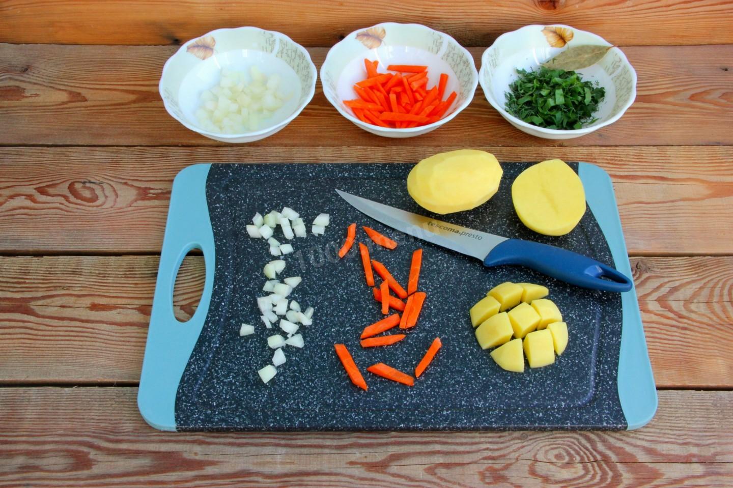 Шаг 5 приготовления Уха из головы форели со сливками