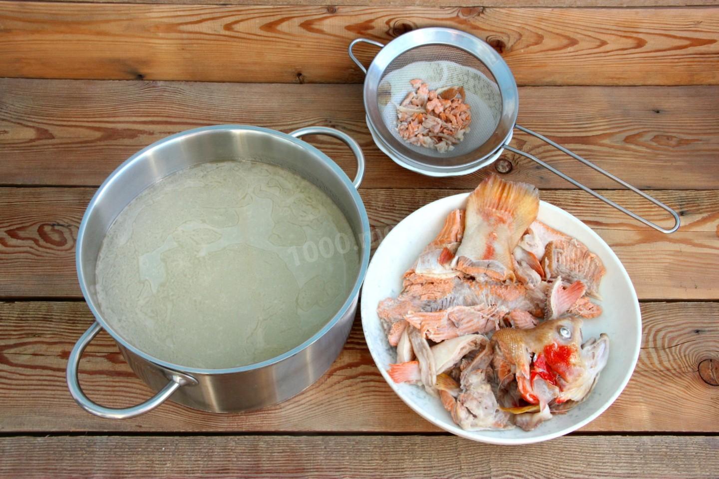 Шаг 8 приготовления Уха из головы форели со сливками