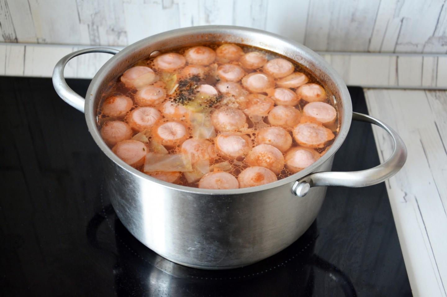 Шаг 10 приготовления Суп с сосисками и капустой