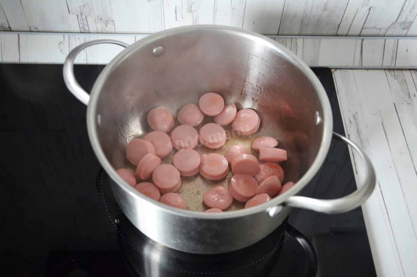 Шаг 5 приготовления Суп с сосисками и капустой