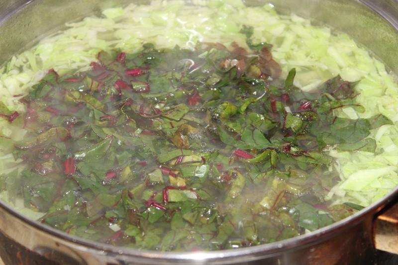 Шаг 12 приготовления Борщ со свекольной ботвой и чесночными булочками