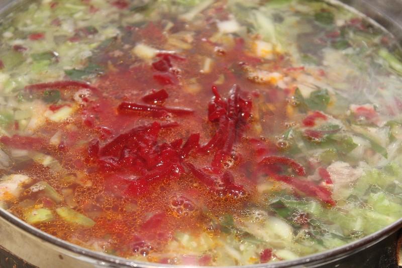 Шаг 13 приготовления Борщ со свекольной ботвой и чесночными булочками