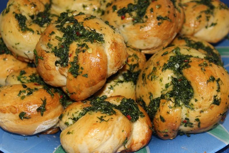 Шаг 17 приготовления Борщ со свекольной ботвой и чесночными булочками