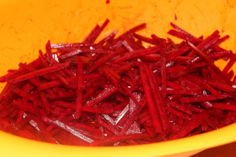 Шаг 5 приготовления Борщ со свекольной ботвой и чесночными булочками