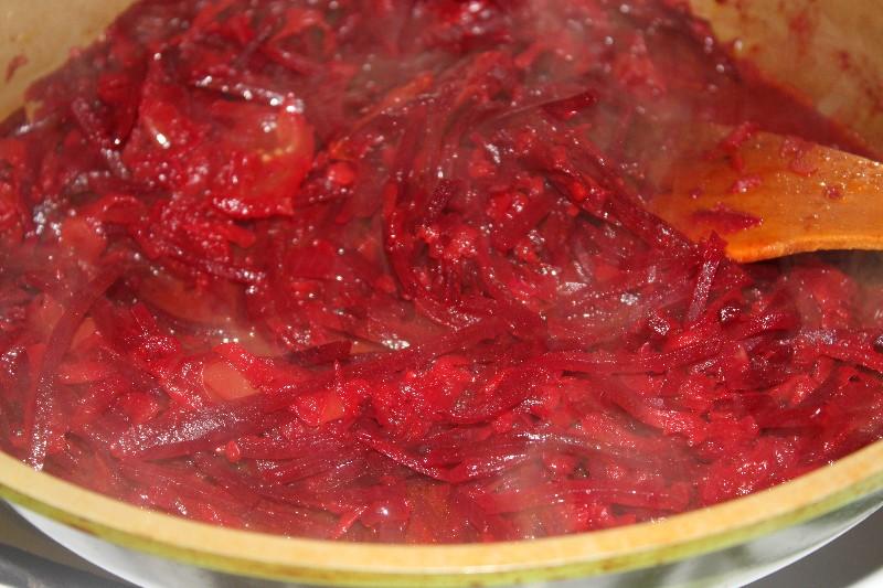Шаг 7 приготовления Борщ со свекольной ботвой и чесночными булочками