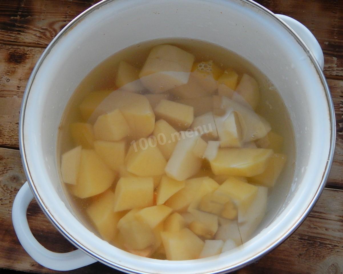 Шаг 7 приготовления Борщ с курицей, свеклой и томатной пастой