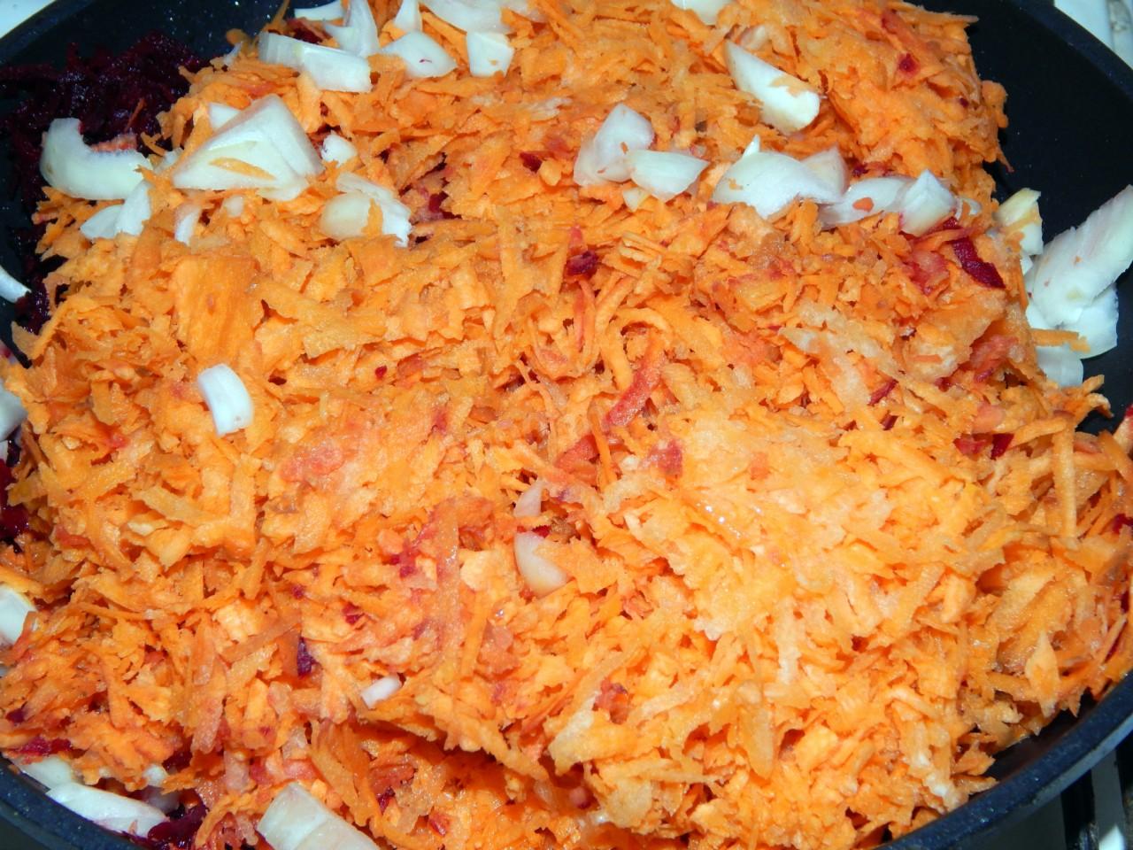 Шаг 8 приготовления Борщ с курицей, свеклой и томатной пастой