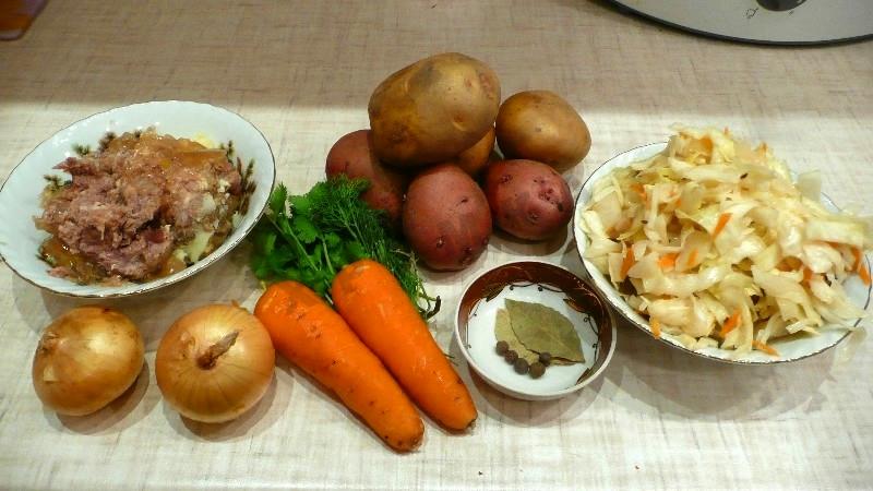 Шаг 1 приготовления Кислые щи с тушенкой из квашеной капусты