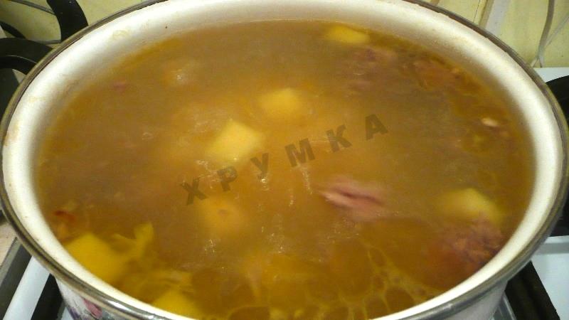 Шаг 7 приготовления Кислые щи с тушенкой из квашеной капусты