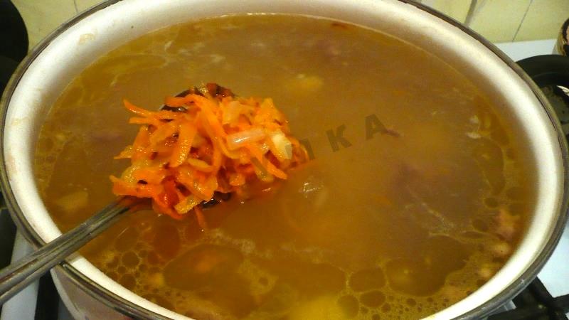 Шаг 8 приготовления Кислые щи с тушенкой из квашеной капусты