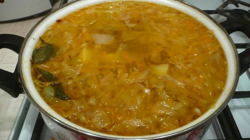 Шаг 9 приготовления Кислые щи с тушенкой из квашеной капусты