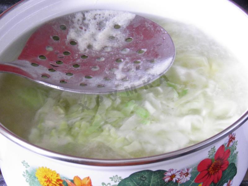 Шаг 5 приготовления Щи из молодой капусты с курицей