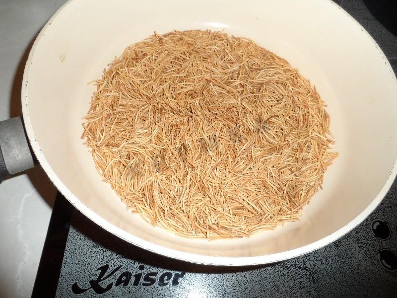 Шаг 10 приготовления Суп с курицей и жареной лапшой-паутинкой