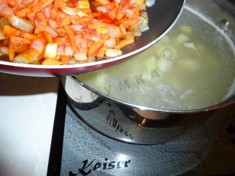 Шаг 11 приготовления Суп с курицей и жареной лапшой-паутинкой