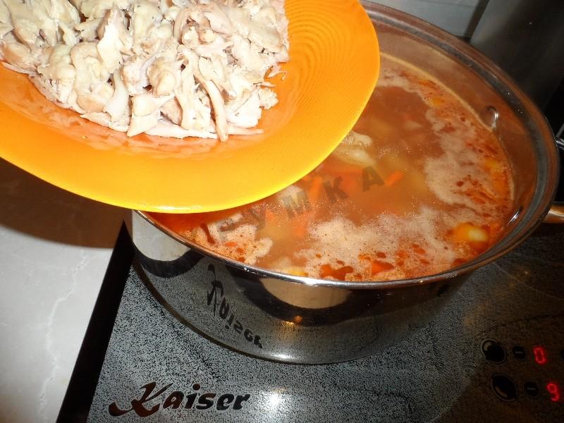 Шаг 13 приготовления Суп с курицей и жареной лапшой-паутинкой