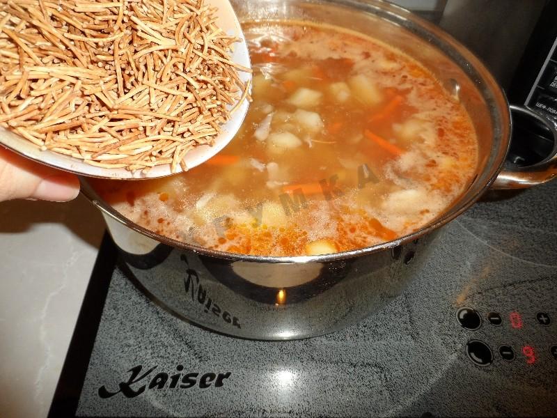 Шаг 14 приготовления Суп с курицей и жареной лапшой-паутинкой