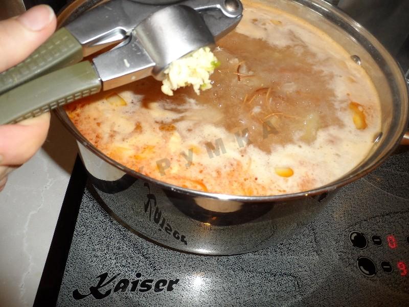 Шаг 15 приготовления Суп с курицей и жареной лапшой-паутинкой