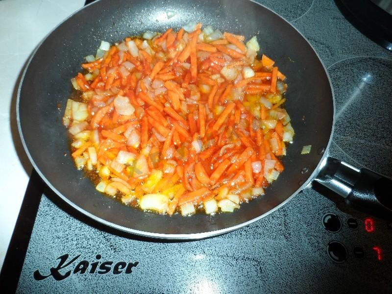 Шаг 5 приготовления Суп с курицей и жареной лапшой-паутинкой