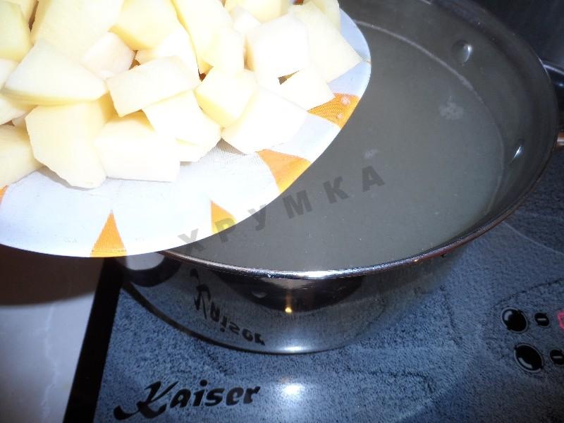 Шаг 8 приготовления Суп с курицей и жареной лапшой-паутинкой