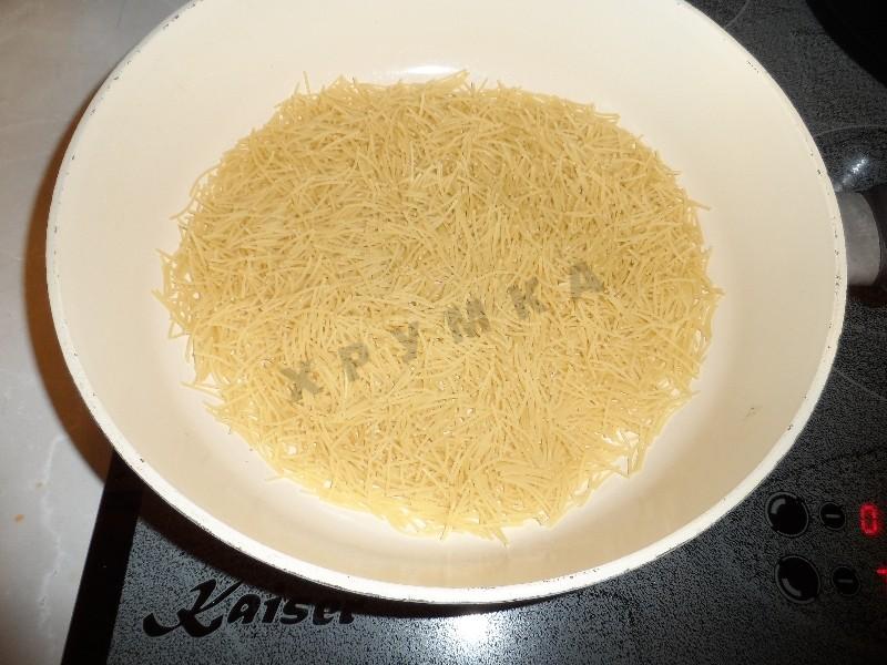 Шаг 9 приготовления Суп с курицей и жареной лапшой-паутинкой