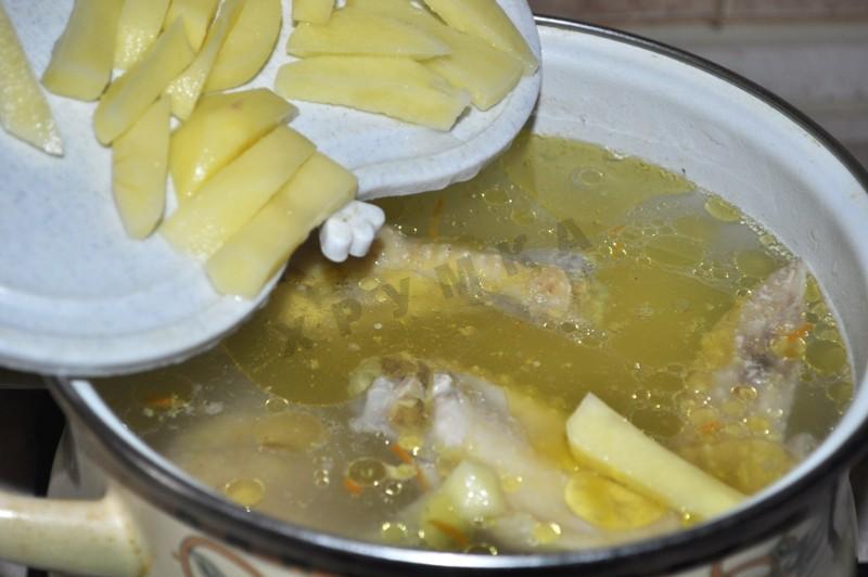 Шаг 7 приготовления Суп чечевичный куриный с картошкой и зеленью