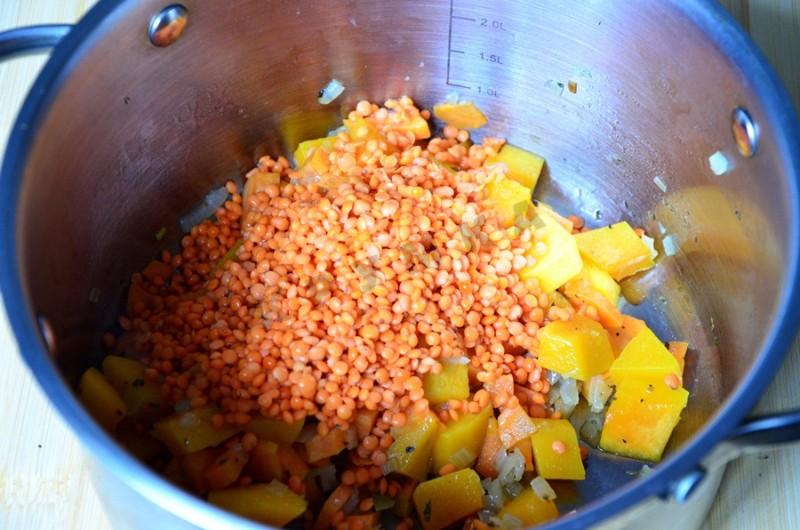 Шаг 5 приготовления Крем-суп из моркови и красной чечевицы