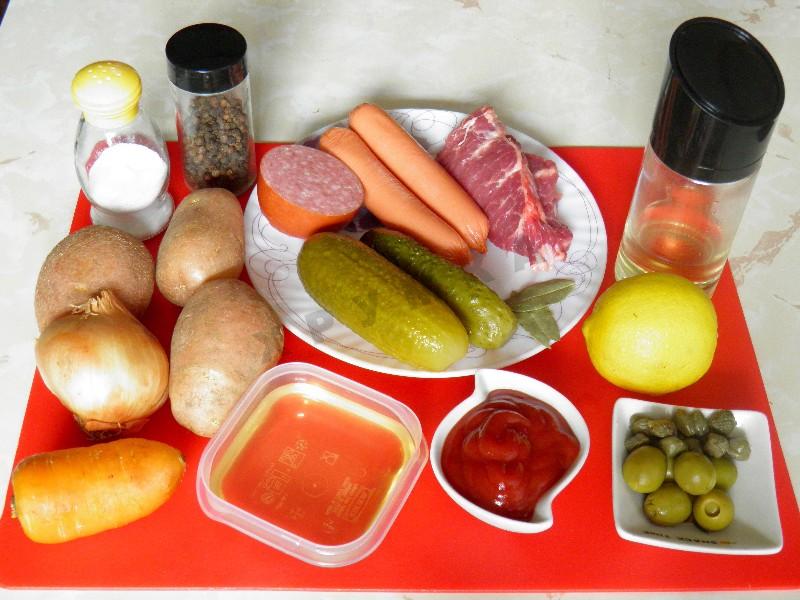 Шаг 1 приготовления Суп солянка со свининой и сосисками