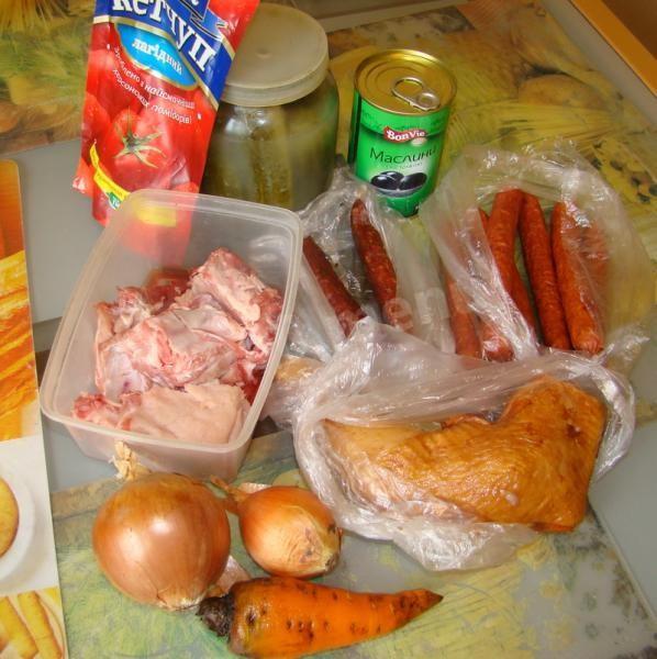 Шаг 1 приготовления Суп сборная солянка с копченостями на мясном бульоне