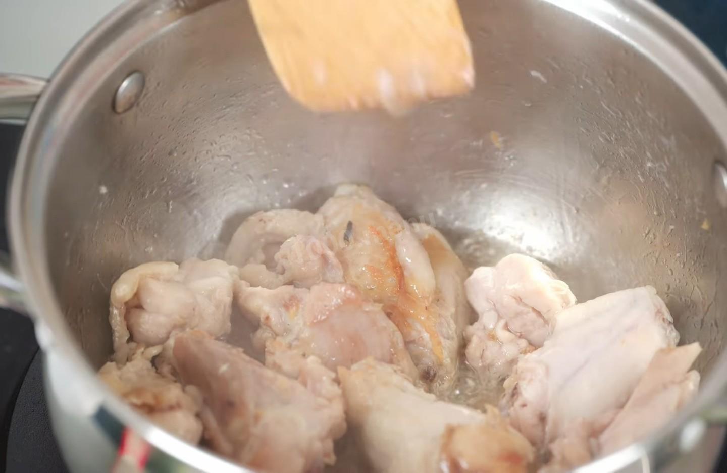 Шаг 2 приготовления Куриный суп с овощами и молодой крапивой