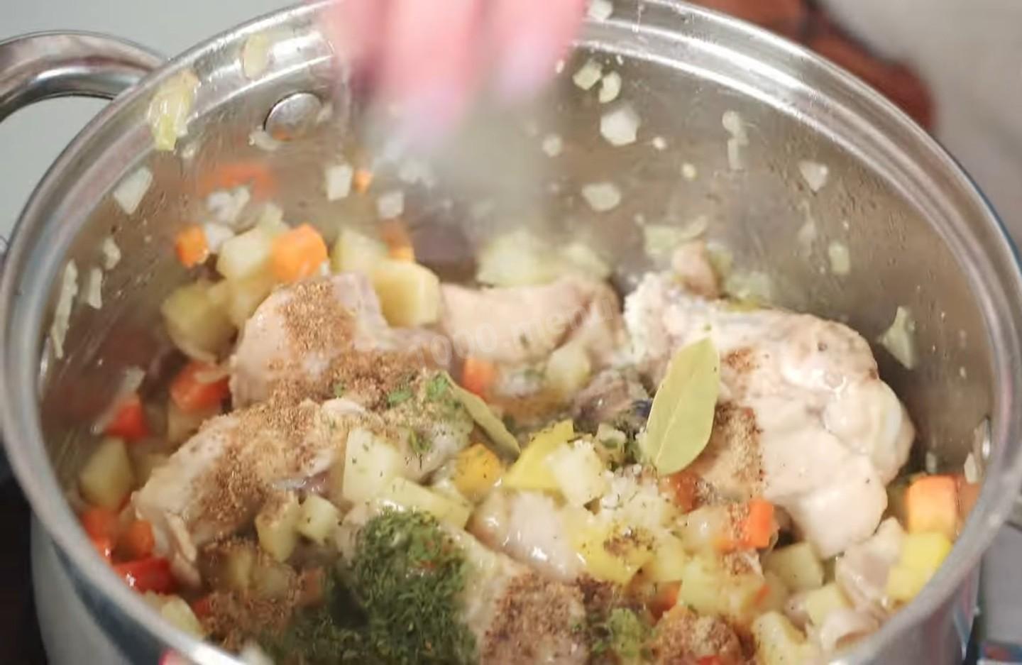 Шаг 6 приготовления Куриный суп с овощами и молодой крапивой