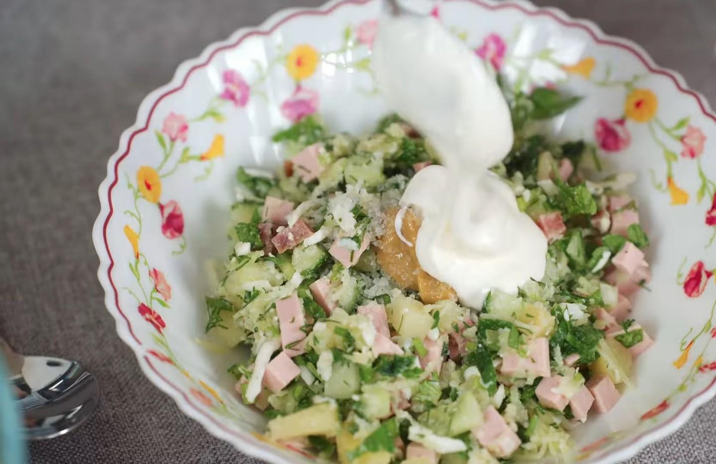 Шаг 10 приготовления Окрошка с колбасой и овощами на квасе