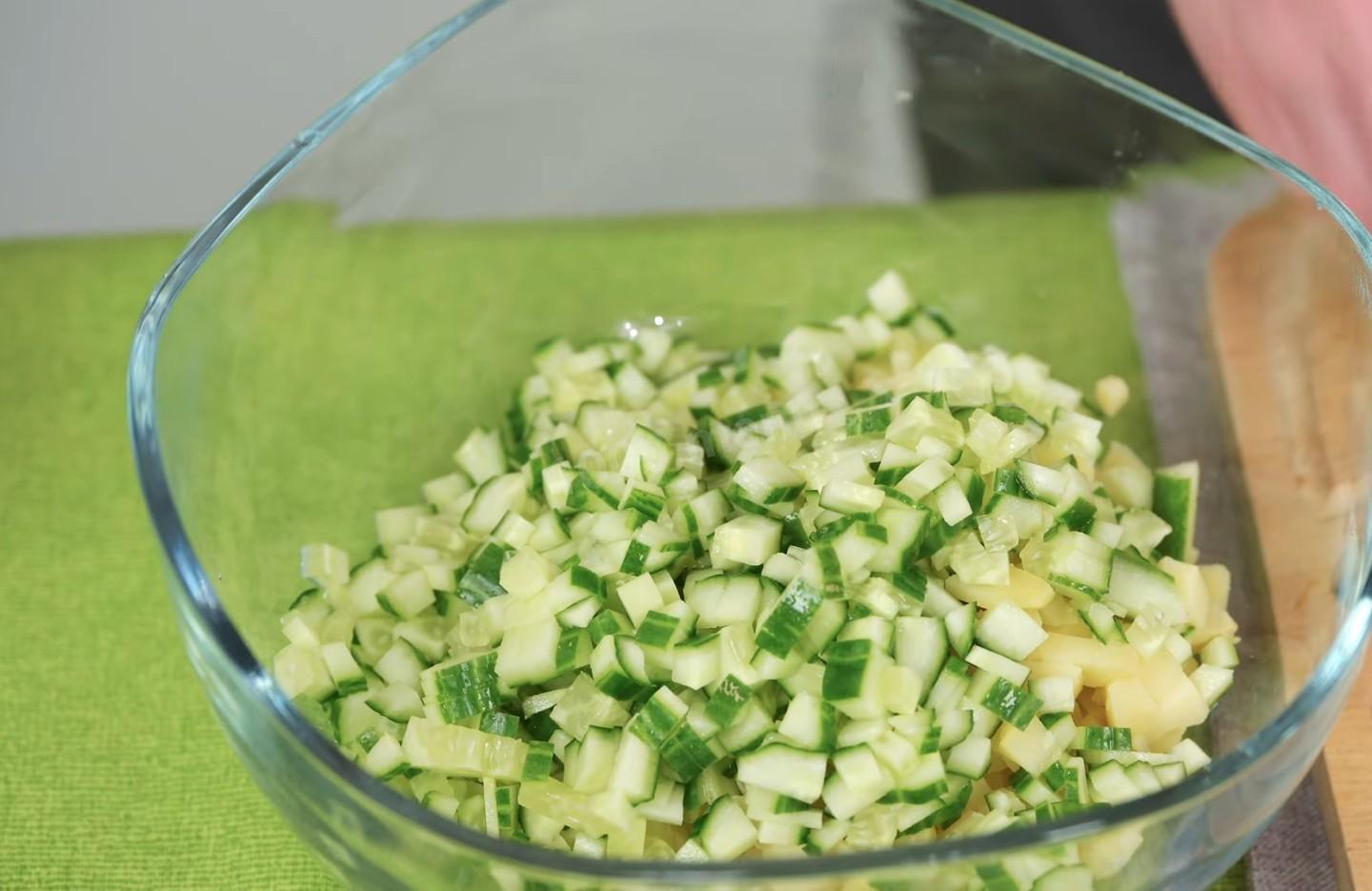 Шаг 3 приготовления Окрошка с колбасой и овощами на квасе