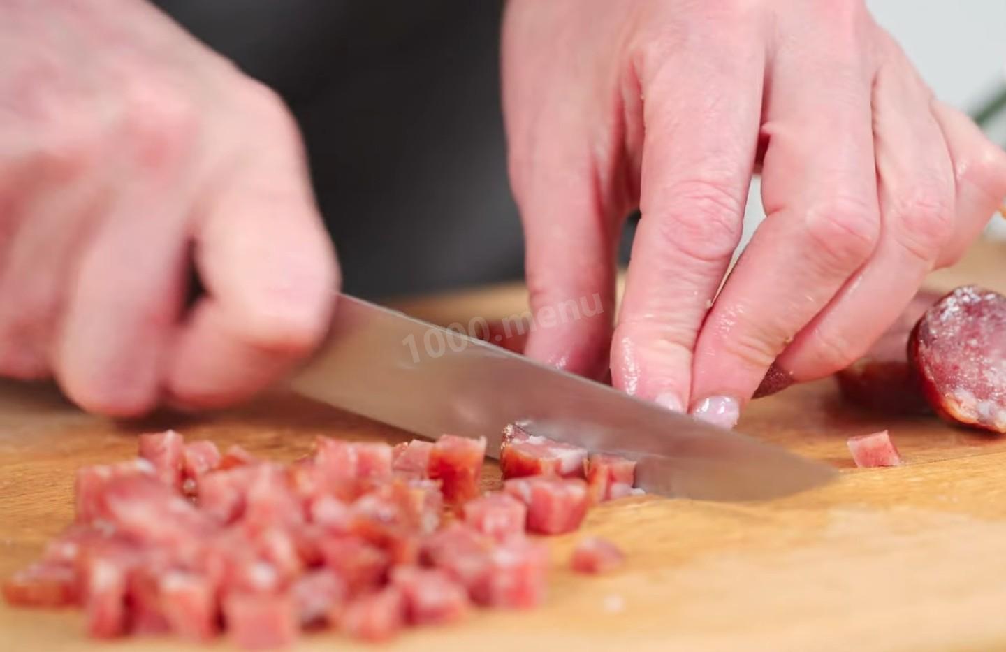 Шаг 5 приготовления Окрошка с колбасой и овощами на квасе