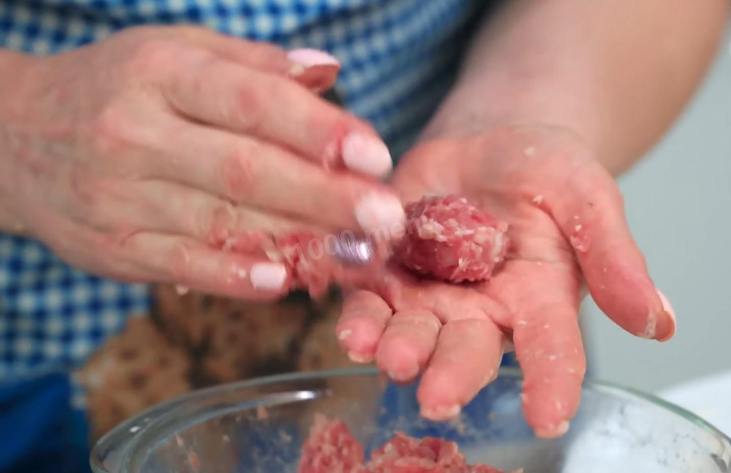 Шаг 10 приготовления Суп с мясными фрикадельками и клецками