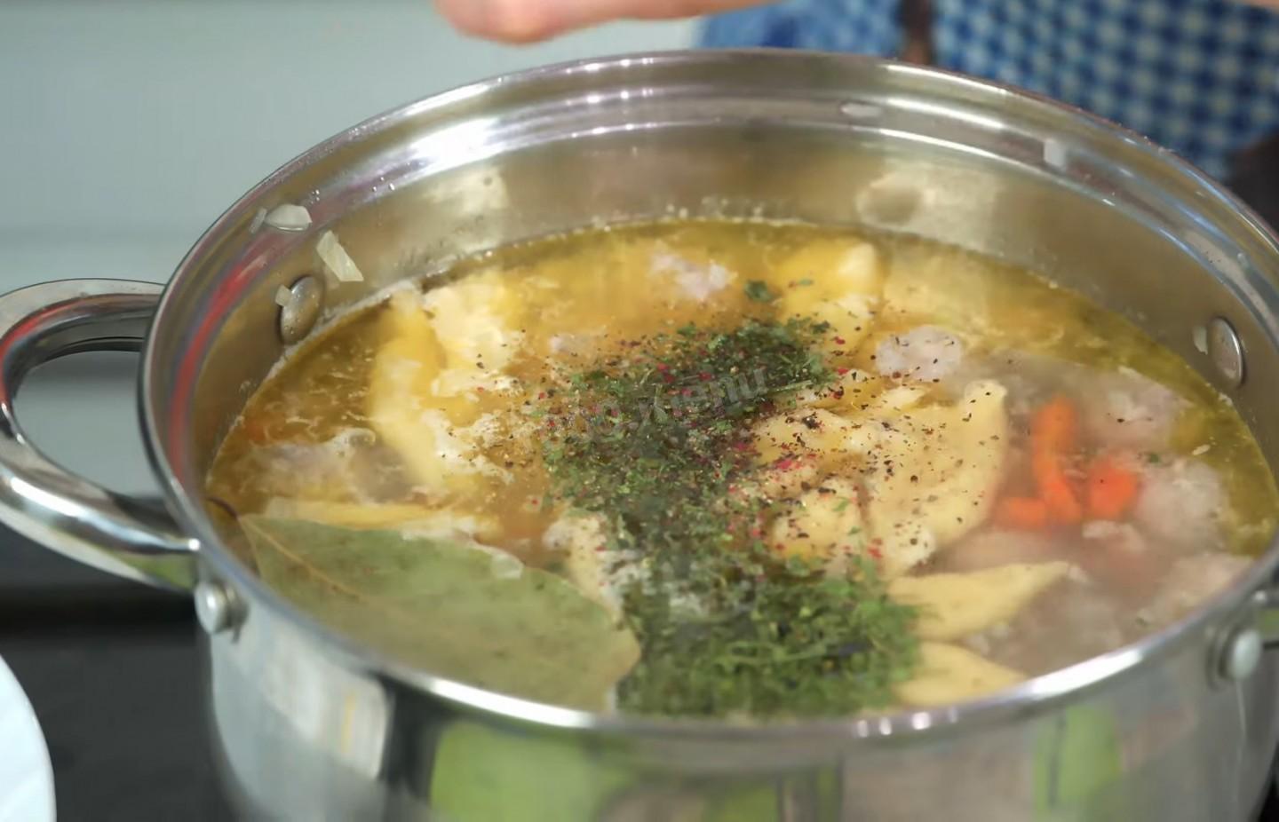 Шаг 18 приготовления Суп с мясными фрикадельками и клецками