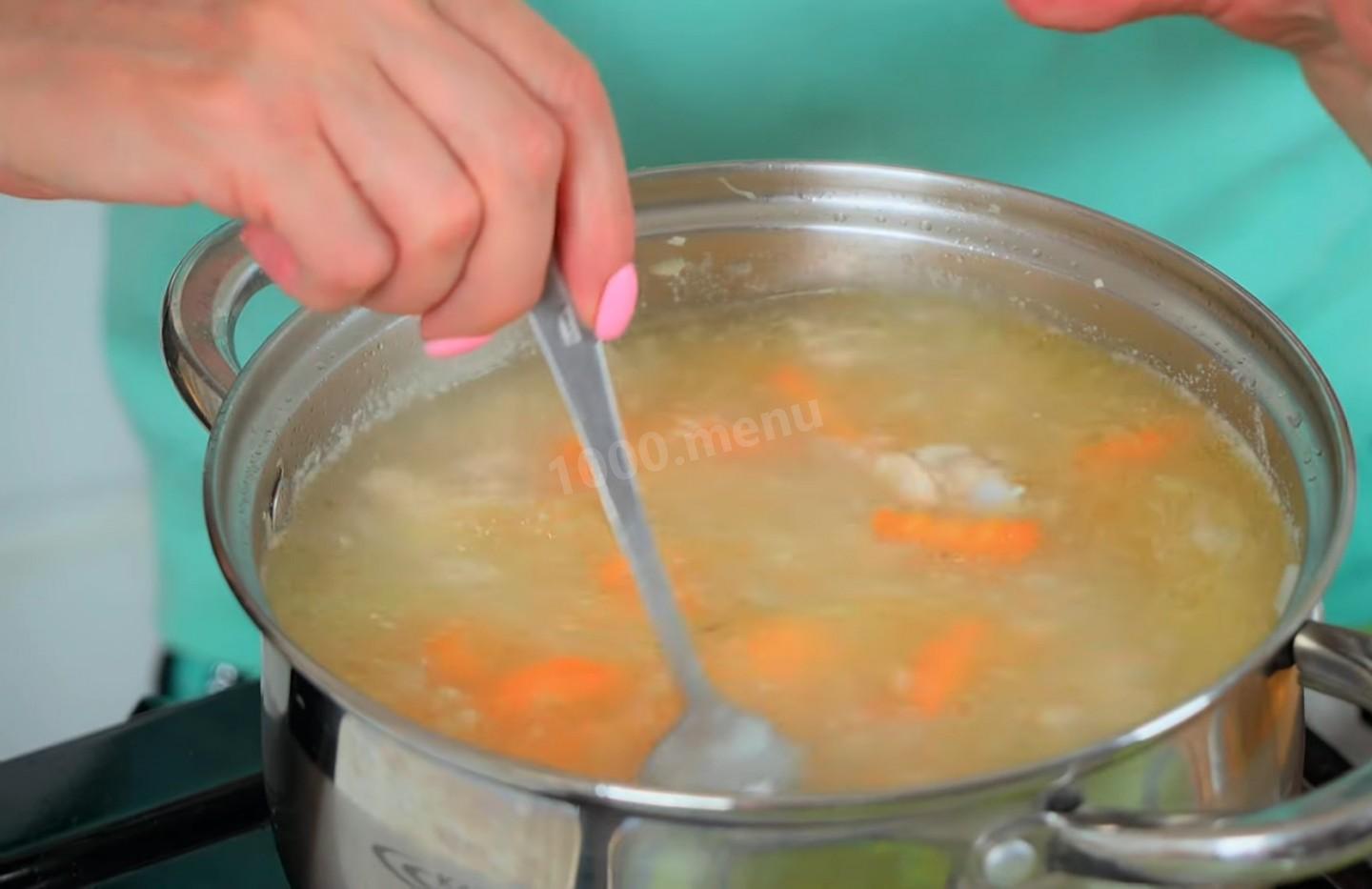 Шаг 11 приготовления Суп с сыром курицей и картошкой